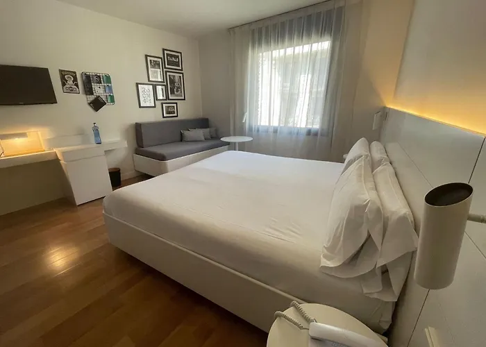 Pol & Grace Hotel